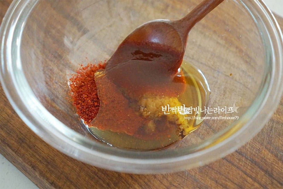 양념재료를 준비해요. 고춧가루 1½ 큰 술, 고추장 1 큰 술 다진 마늘 2/3 큰 술, 액젓(간장) 1/2 큰 술 조청(물엿) 3~4 큰 술 넣어줍니다. 기본적으로 짠맛이 있는 재료라 매콤 달콤함을 더해주는데요. 간에 따라 양념은 가감하여 주세요. 쪽파나 대파가 있다면 같이 넣어 주시면 좋아요. 소금기를 뺀 고추를 넣고 잘 버무려줍니다. 양념이 어우러지면서 매콤달콤 짭조름함이 어우러져요. 통깨 솔솔 뿌려 마무리해요. 바로 드실 때는 참기름 약간 넣어주셔도 좋아요. 그릇에 먹기 좋게 담아내면 간단하게 만드는 밥도둑 뚝딱입니다. 영상도 같이 담았어요. 윤기가 자르르~ 고추지무침 하나면 짭조름하니 밥 한 공기 뚝딱이죠. 삭힌고추무침 맛깔나게 만들어 드세요^^ 끄읕 !