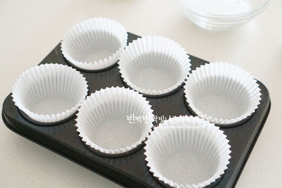 머핀틀에 유산지를 깔아줍니다. 베이킹을 시작하기 전에 재료의 준비와 계량, 기본적인 세팅을 한 뒤 요리를 시작하는 게 좋습니다.