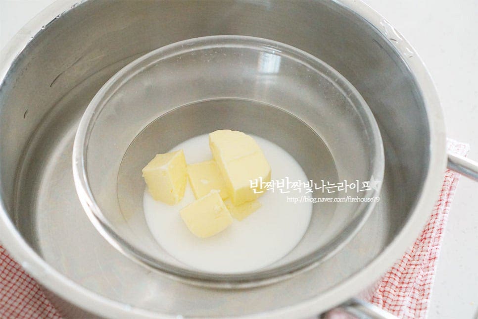 달걀물을 내린 뒤 버터와 우유를 섞은 볼을 넣고 따뜻하게 녹여줍니다.