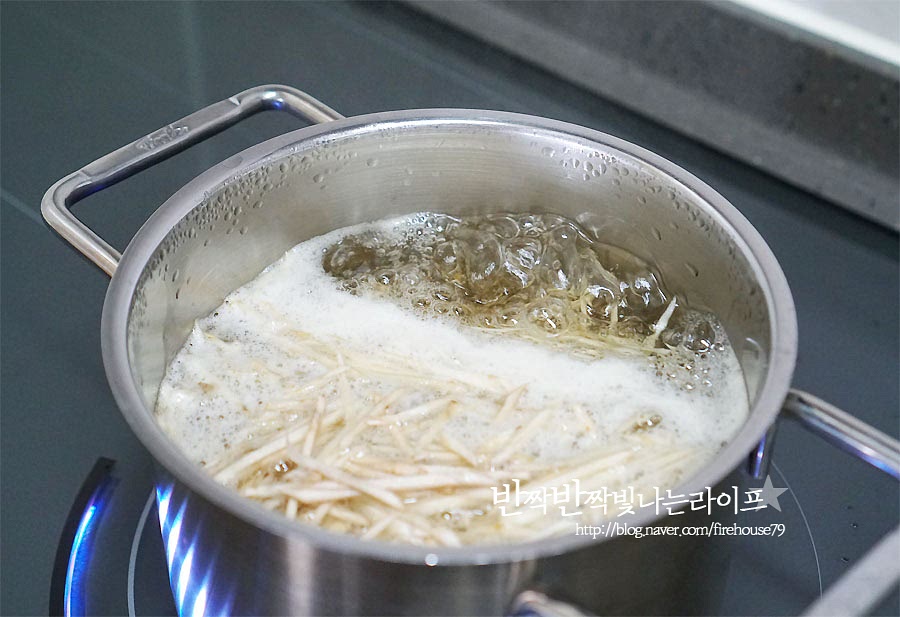 채 썬 우엉을 데쳐줍니다. 끓는 물에 우엉을 넣고 끓어오르면 불을 끈 뒤 체에 밭쳐 흐르는 물에 헹구어주세요. 식초를 넣고 데쳐주기도 하는데 갈변을 막기 위해 넣어주는 것이라 조림을 할 때는 식초를 생략했어요. 살짝 데쳐주는 것만으로 특유의 쓴맛을 제거해 줄 수 있어요.