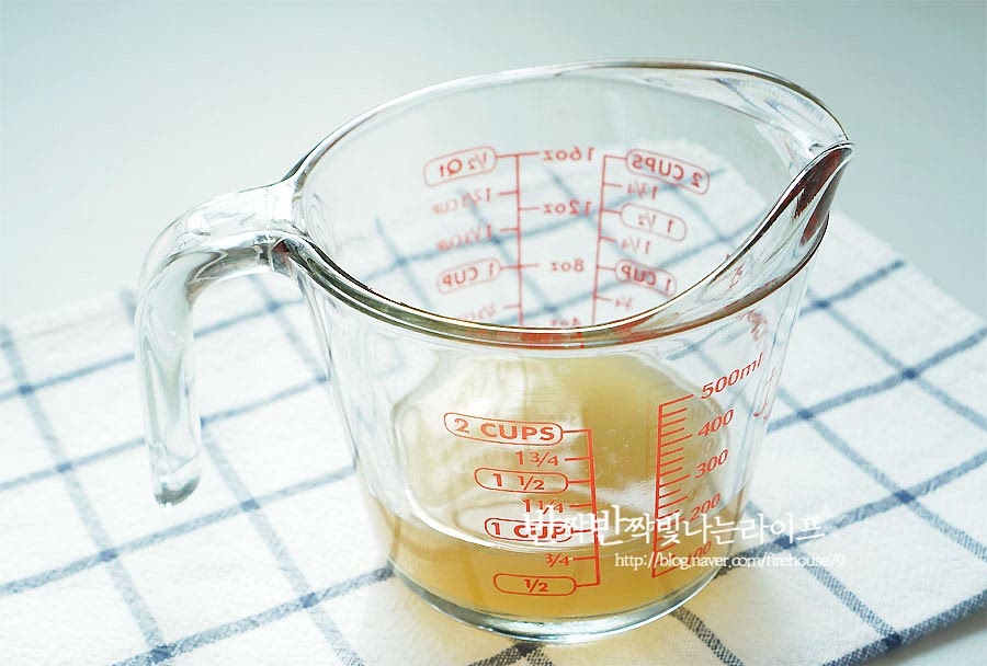 조림장을 만들어요. 조림장 베이스로 다시마 육수를 넣곤 하는데 마침 멸치 다시 육수 우린 게 있어서 여기에 조려주었더니 감칠맛이 좋더라고요. 기본적으로 다시마 육수를 준비하되 저처럼 여유가 있음 멸치 다시 육수를 준비해 주세요. 다시 육수 120ml, 맛간장 6큰술 맛술 2큰술, 생강술 2큰술 조청 3큰술을 넣고 잘 섞어줍니다. 우엉조림 만드는법에서 조림장이 중요한데요. 조리는 반찬을 만들 때 맛간장을 넣어주면 감칠맛이 깊어요. 없다면 진간장을 넣어주고 염도가 더 있으므로 양을 조금 줄여주세요.