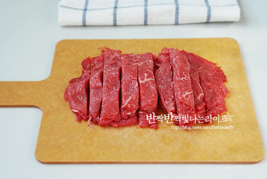 고기를 양념에 밑간해요. 우엉을 채 썰어 조림해 줄 것이라 고기 역시 통일성 있고 집어먹기 좋도록 채썰어 밑간을 해줍니다. 맛간장 4큰술, 설탕 1큰술 맛술 2큰술, 생강술(청주) 2큰술 다진마늘 1큰술, 참기름 1큰술 을 넣은 양념에 재워줍니다. 가장 먼저 고기를 재워두고 다른 재료를 손질해 주면 됩니다.