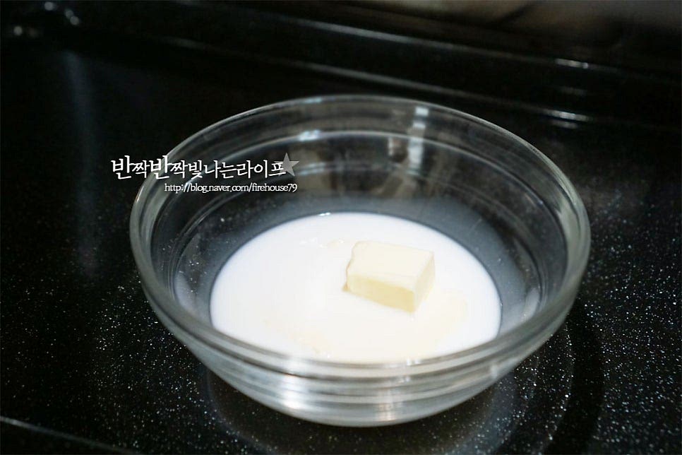 무염버터와 우유는 간편하게 전자레인지로 녹여줍니다. 버터는 튀어 오를 수 있어 20초씩 끊어서 녹여줍니다. 따뜻하게 녹으면 본 반죽을 한 주걱 덜어서 섞어줍니다. 유지류가 들어가면 거품이 꺼지기 쉬워 반죽의 일부를 먼저 섞은 뒤 함께 섞어줄 것이에요. 섞은 뒤 본반죽에 넣고 섞어요. 그럼 분리되지 않고 만들어집니다. 거품이 꺼지지 않도록 25~30회 이내로 저어줍니다.