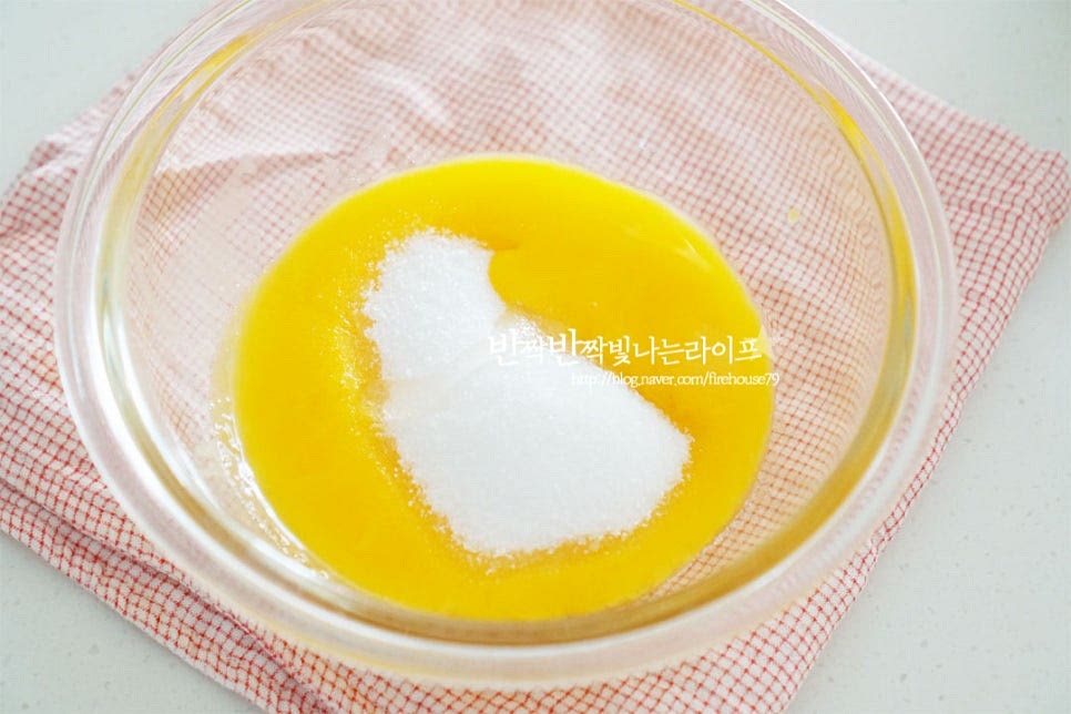 노른자에 나머지 분량의 설탕 50g, 꿀 15g, 소금 1g 바닐라익스트랙 1g을 넣어줍니다. 꿀을 넣어 촉촉한 식감을 더해주고 바닐라익스트랙으로 달걀의 비린내를 잡아줍니다. 중속으로 휘핑해줍니다. 섞일수록 색이 밝아지며 부피가 늘어나요. 휘핑기를 들어보았을 때 자국이 생기는 정도로 밝은색이 되도록 섞어줍니다.