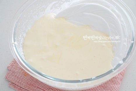 머랭에 노른자를 섞어줍니다. 이 때 흰자 거품이 꺼지지 않도록 노른자 반죽을 넣고 위에서 아래로 살짝 주걱을 움직여가며 섞어줍니다. 박력분 110g, 베이킹파우더 2g을 곱게 체에 내려줍니다. 밀가루는 덩어리지면 잘 풀어지지 않으니 체에 내려서 섞어주세요. 거품이 꺼지지 않도록 가루류를 잘 섞어줍니다. 이 과정에서 골고루 섞어주셔야 떡지지 않고 포슬포슬 부드러운 식감으로 카스테라를 만들 수 있습니다.