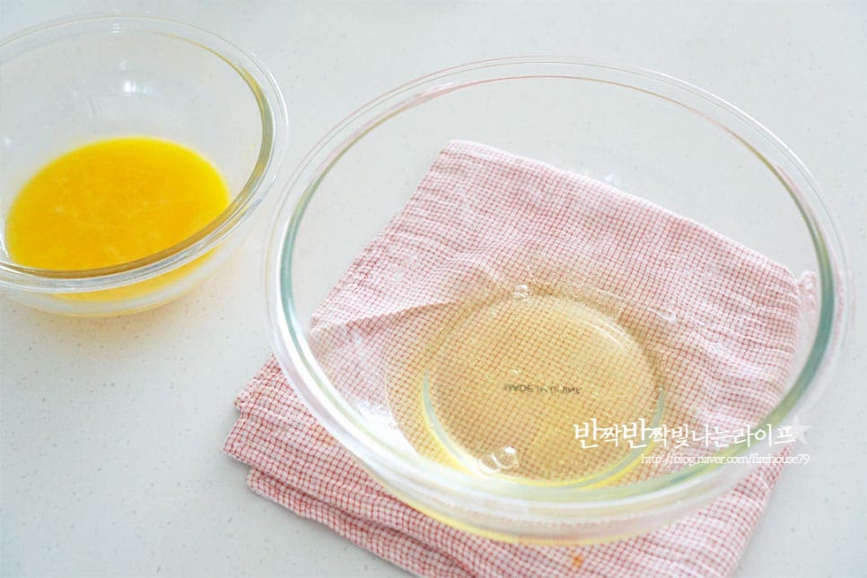 계란은 흰자와 노른자를 분리해 준비해 줍니다. 전란 4개에 노른자를 1개 더 넣고 부드러움을 더해주었습니다. 물과 같은 이물질이 들어가면 풍성한 거품이 생기지 않으니 볼은 수분이나 유분기 없이 준비한 뒤 흰자를 분리해 넣어주세요. 가볍게 뭉친 것을 풀어주듯이 거품기로 휘핑해줍니다. 준비한 설탕 80g 분량을 덜어서 3번에 나누어 넣어가며 머랭을 쳐줍니다. 1/3가 섞이면 나머지를 넣고 머랭을 만들어요. 거품이 점점 조밀해지면서 단단하게 거품 자국이 생깁니다. 휘퍼 자국이 생기고 단단해지면 거품기를 들어봅니다. 뾰족하게 뿔이 생기면서 흘러내리지 않으면 40초 정도 저속으로 기포를 정돈해 줍니다.