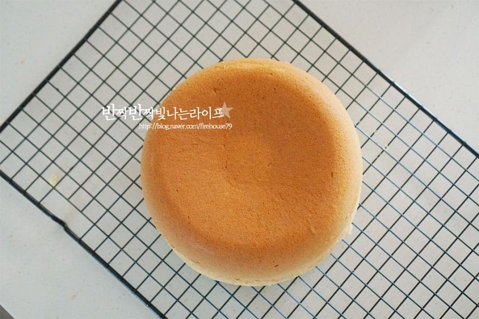 40분 구워주니 딱 먹기 좋게 완성입니다. 익은 정도를 알지 못한다면 나무 꼬치를 찔러보고 묻어나지 않으면 됩니다. 한 김 식힌 뒤 먹기 좋게 잘라줍니다. 만져보면 탄력 있게 부드러우면서 한입 먹어보면 촉촉함과 달콤함이 풍부합니다. 우유랑 같이 먹으면 실패 없는 별미 디저트죠. 영상도 같이 담았어요. 반죽을 만들 때 머랭이 꺼지지 않도록 노른자, 가루, 유지류까지 레시피 과정에 따라 넣어 만들고 전기밥솥으로 구워주면 폭신폭신 달콤하게 완성입니다. 간단한 노오븐 베이킹으로 부드럽고 맛있는 밥솥 카스테라 만들어드세요. 끄읕 !