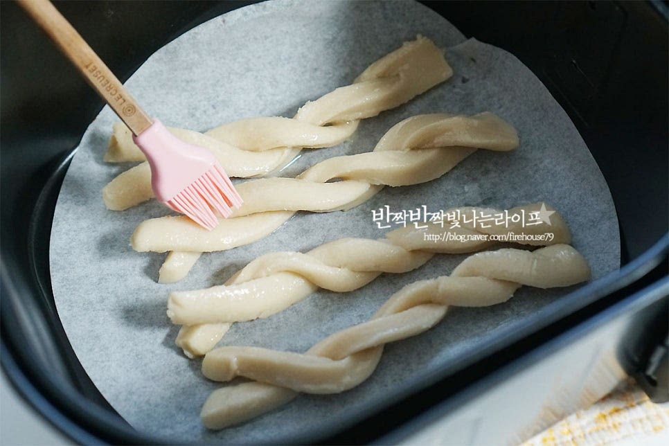 에프에 종이호일을 깔고 재료를 간격을 두고 넣어줍니다. 식용유를 골고루 발라줍니다. 에프가 아닌 팬에 식용유 넉넉히 두르고 튀기듯이 구워주셔도 됩니다. 가래떡 에어프라이어 넣고 180도 10분 정도 구워줍니다. 중간에 한번 뒤집어 주었어요. 구워진 정도에 따라 시간을 조절해 주심 되어요.