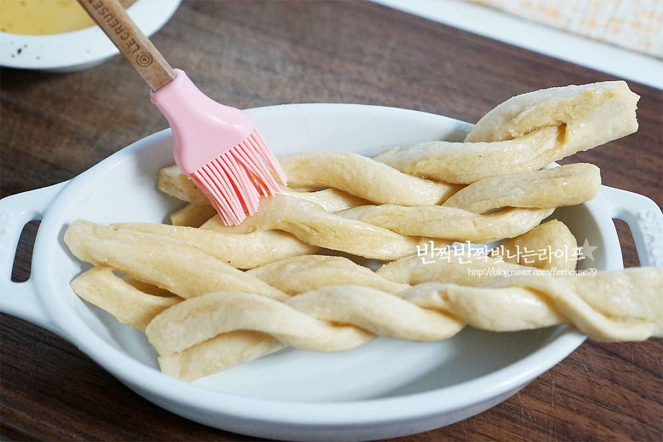 가래떡구이 토핑을 곁들여요. 잘 구워진 떡 표면에 조청을 넓게 발라줍니다. 많이 발라줄 필요 없이 설탕이 잘 어우러지도록 약간만 발라주었어요. 그냥 시나몬슈가를 발라주는 것보다 조청을 발라주면 고물이 잘 어우러져요. 설탕 4 큰 술, 시나몬 가루 2 큰 술을 넣고 잘 섞어줍니다. 시나몬은 입맛에 따라 가감하여 줍니다. 표면에 골고루 발라주면 완성입니다. 달콤하면서도 향긋한 시나몬 향이 솔솔 조청이나 꿀을 곁들이는 것과는 또 다르게 바삭함이 더 좋아요~ 먹기 좋게 그릇에 담아줍니다. 모양만 보면 떡 꽈배기 같기도 하면서 설탕 고물을 보면 또 다른 별미에요. 요리 영상을 같이 보심 조금 더 쉽게 만드실 수 있답니다. 하나 집어서 먹어보면 시나몬슈가의 달콤함과 바삭바삭한 식감이 느껴지고 베어 물어보면 쫄깃하고 고소함이 가득해요. 가래떡 에어프라이어 돌려서 시나몬슈가 곁들여 색다르게 즐겨보세요. 별미 가래떡 요리 랍니다. 간단하고 맛있게 만들어드세요^^ 끄읕 ! 치즈구이도 같이 참고해 주세요.