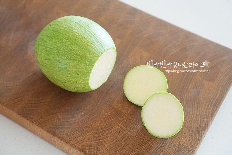 호박은 한입에 먹기 좋게 잘라줍니다. 국물 촉촉하게 만들어 숟가락으로 떠먹을 수 있게 조금 큼직하게 썰었어요. 먼저 깨끗하게 세척 후 양 끝 부분을 잘라내어 줍니다. 반으로 자른 뒤 2~4등분을 해주고 일정한 두께로 썰어줍니다. 나박 썰기 해주었는데 크기에 따라 적당하게 썰면 됩니다.