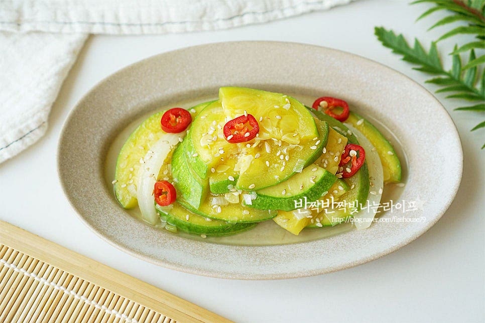 접시에 담은 뒤 통깨를 뿌려 둥근호박볶음 완성합니다. 달큰하고 부드러운 둥근호박을 짭조름하게 새우젓에 볶아 깊은 맛을 낸 반찬으로 여름에 따뜻하게 국물이랑 먹어도 맛있고 차갑게 먹어도 입맛 돋운답니다. 영상도 같이 담았어요. 둥근호박을 먹기 좋게 자른 뒤 새우젓에 절인 뒤 나물 반찬 만들면 촉촉하고 보드라운 은은한 단맛과 짭조름 감칠맛이 잘 어우러진답니다. 둥근호박볶음 맛있게 만들어드세요. 끄읕 !