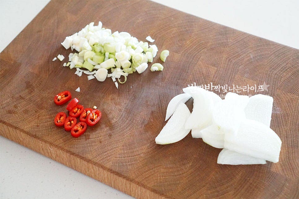 대파는 잘게 다져 썰고, 양파는 채 썰고, 홍고추는 송송 썰어줍니다.