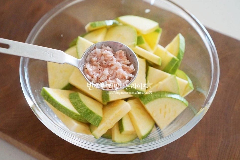 새우젓 2/3 큰 술을 넣어줍니다. 너무 짜지 않게 새우 건더기만 건져 넣었습니다. 양념재료를 넣고 바로 볶는 것보다 새우젓에 가볍게 절인 뒤 요리하면 간도 짭조름하게 스며들고 잘 부서지지 않는 살캉한 식감으로 볶을 수 있어요. 소금 보다 새우젓으로 간을 해 깊은 감칠맛을 더해주었습니다. 가볍게 버무린 뒤 10분 정도 절입니다. 중간에 두세 번 뒤적여 10분 절이면 수분이 촉촉하면서 호박의 식감도 탱탱해요.