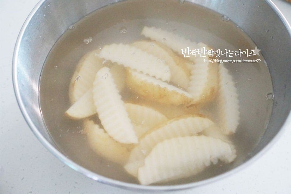 바삭한 식감을 위해 물에 담가 전분기를 제거해줍니다. 잠길 정도로 물을 붓고 살짝 흔들어 씻은 뒤 10분 정도 담갔다 헹구어줍니다. 뽀얀 물이 나오지 않을 정도면 됩니다. 물기를 꼼꼼하게 제거해 줍니다. 수분을 제거해 준 뒤 튀김을 만들어야 바삭바삭 고소해요.