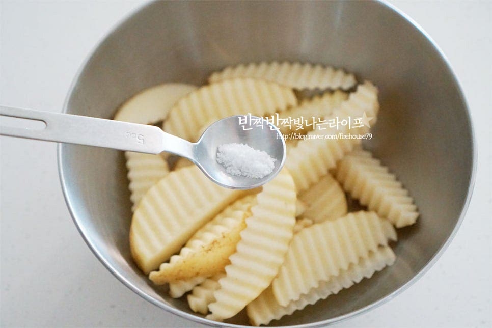 소금 1/5 큰 술을 골고루 뿌려 버무려줍니다. 입맛에 따라 파프리카나 칠리파우더를 넣고 향신재료로 시즈닝을 하기도하는데 제철 햇감자가 담백하고 고소해서 소금 간만 해줘도 맛이 좋습니다. 너무 짜지않게 감칠맛을 더해주고 부족한 간은 케첩에 찍어 먹거나 치즈가루를 약간 뿌려도 좋습니다. 식용유를 골고루 뿌려 버무려줍니다. 저는 아보카도 오일로 요리해 주었습니다. 웨지감자를 만들 때 기름에 튀겨서 만들어야하지만 에어프라이어로 요리하면 소량의 기름으로 바삭한 식감을 살릴 수 있어요. 고르게 버무려지도록 섞어줍니다.