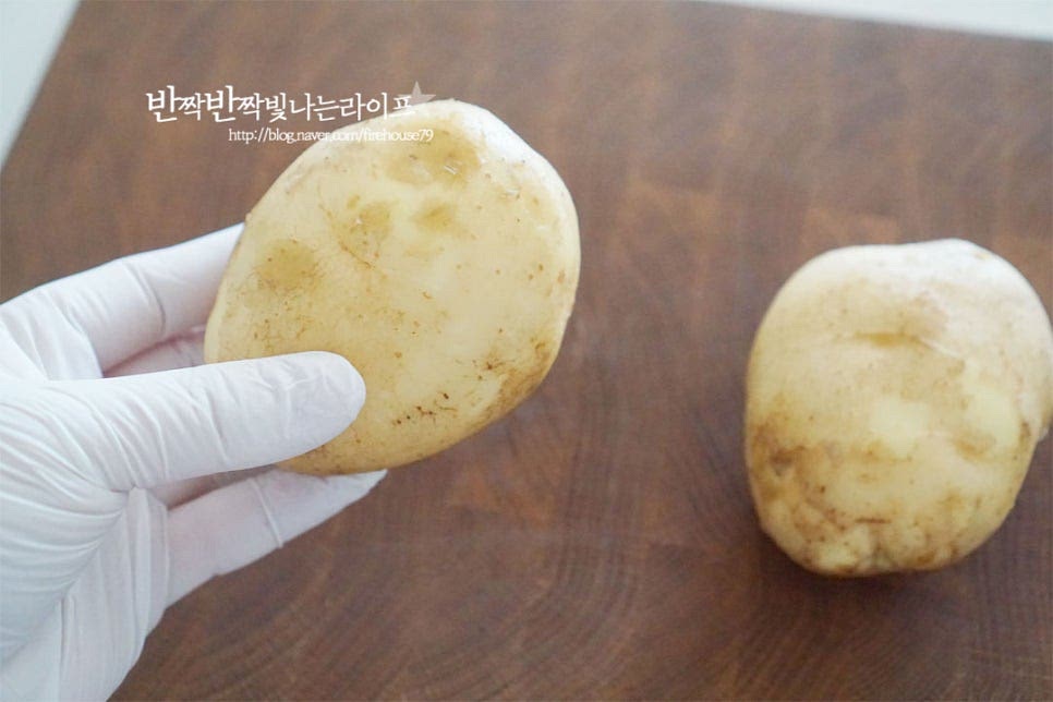 중간 크기로 2개를 준비했어요. 튀김 종류이다보니 먹을만큼 바로 만들어 먹는 것이 겉바속촉으로 맛있으니 양을 조절해주세요. 껍질째 만드는 웨지감자를 만들 것이라 조리용솔로 가볍게 문질러 세척해주었어요. 햇감자라 연하고 보드라워 껍질째 만들어도 좋습니다. 입맛에 따라 필러로 껍질을 벗겨도 됩니다. 길게 자르기 위해 먼저 반으로 길게 썰어줍니다. 대각선으로 칼날을 넣고 웨지모양으로 잘라줍니다. 식감과 모양을 예쁘게 만들기 위해 물결칼을 활용해서 썰어주었습니다.