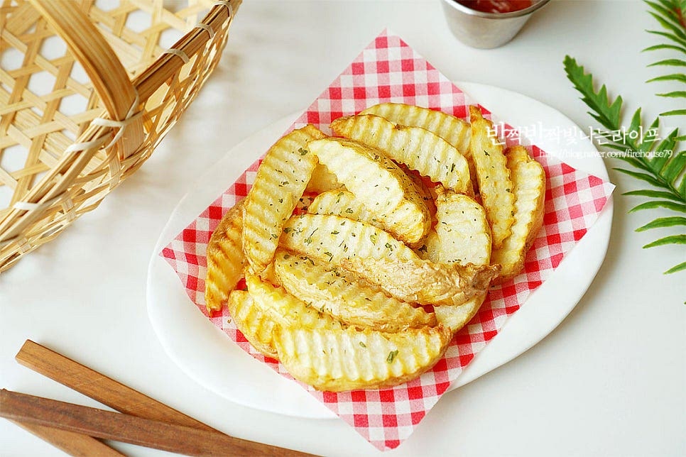 간에 따라 뜨거울 때 부족한 소금을 더하거나 치즈가루를 뿌려도 좋습니다. 바삭하고 포슬포슬 부드럽게 완성입니다. 영상도 같이 담았어요. 새콤달콤한 케첩을 곁들여 담았어요. 갓 튀겨서 뜨거울 때 먹으면 식감과 풍미를 맛있게 즐길 수 있어요. 햇감자로 만들어 파근한 맛이 깊어 웨지감자 모양으로 자른 뒤 튀겨주면 아이도 좋아하는 간식이 된답니다. 에어프라이어 감자튀김 맛있게 요리해드세요. 끄읕 !
