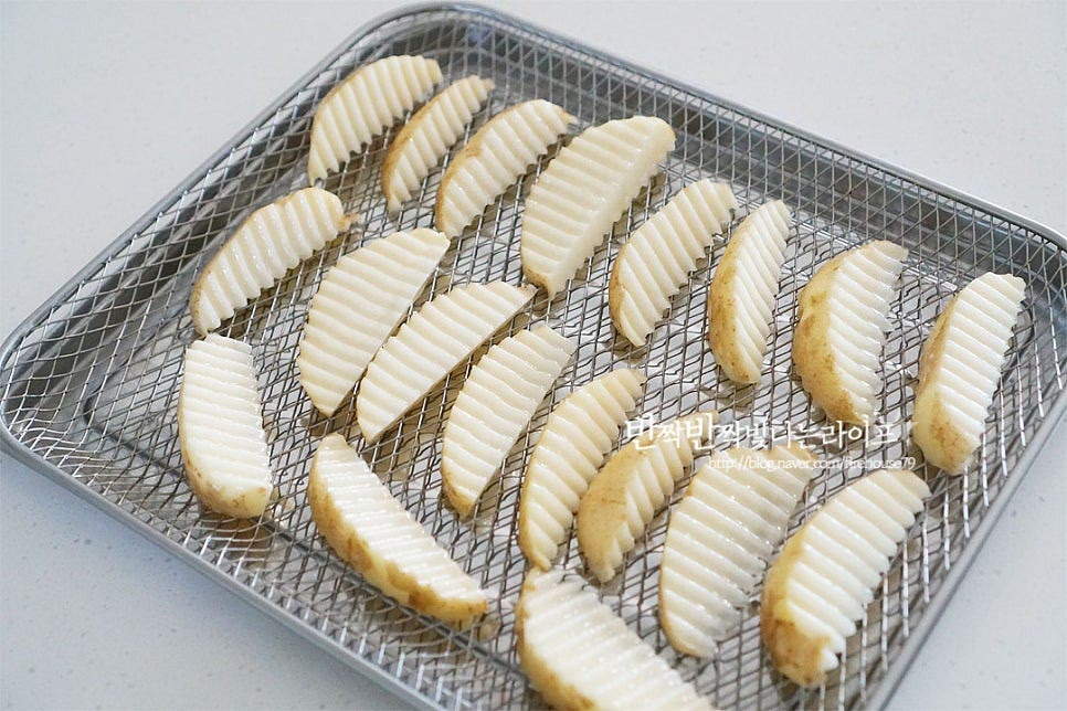 에프 트레이에 겹치지 않게 올려줍니다. 에어프라이어 조리시간은 190도 15분 기준으로 기기의 사양 또는 두께에 따라 온도를 조절해 줍니다. 앞뒤로 고르게 열이 전달될 수 있도록 중간에 한번 뒤집어준 뒤 15분 정도 조리해주었습니다. 노릇노릇 맛있게 구워졌습니다.