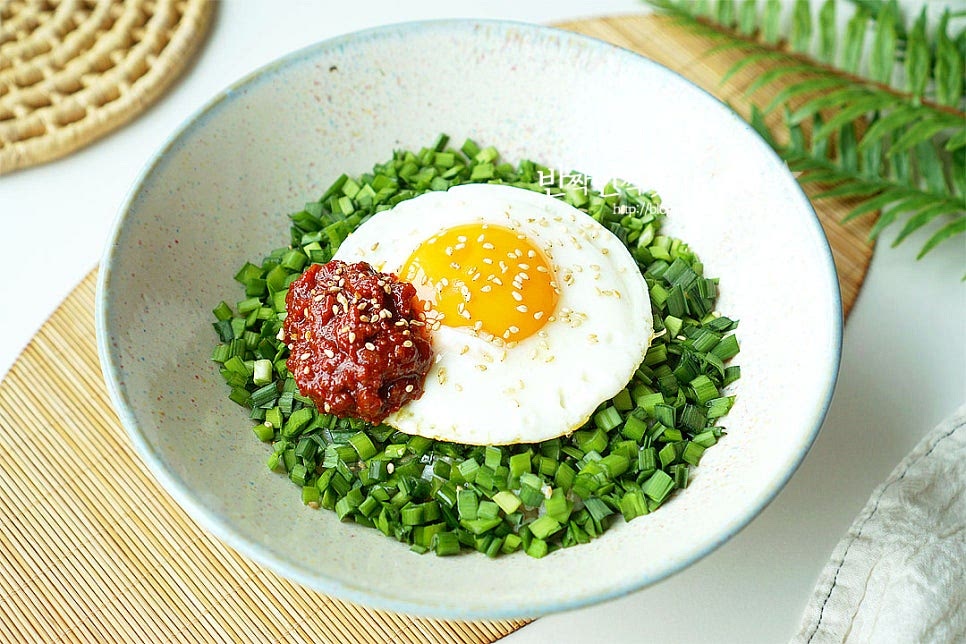 밥 위에 송송 썬 부추와 달걀프라이, 고추장과 참기름 넣어주면 누구나 쉽고 간단한 레시피로 비빔밥 완성입니다. 알 것 같은 맛이라 더 맛있고 간단하지만 어우러지는 맛과 향, 감칠맛이 좋습니다. 영상도 같이 담았어요. 숟가락으로 반숙란 터뜨려서 소고기고추장에 슥슥 비벼먹으면 푸짐한 한 그릇 요리를 맛볼 수 있어요. 향긋하고 매콤함이 든든합니다. 명란이나 참치를 곁들이도 하지만 저와 같이 계란을 넉넉히 넣고 만들어도 간단하고 맛있는 한그릇 음식이 된답니다. 조인성 부추비빔밥 맛있게 요리해드세요. 끄읕 !