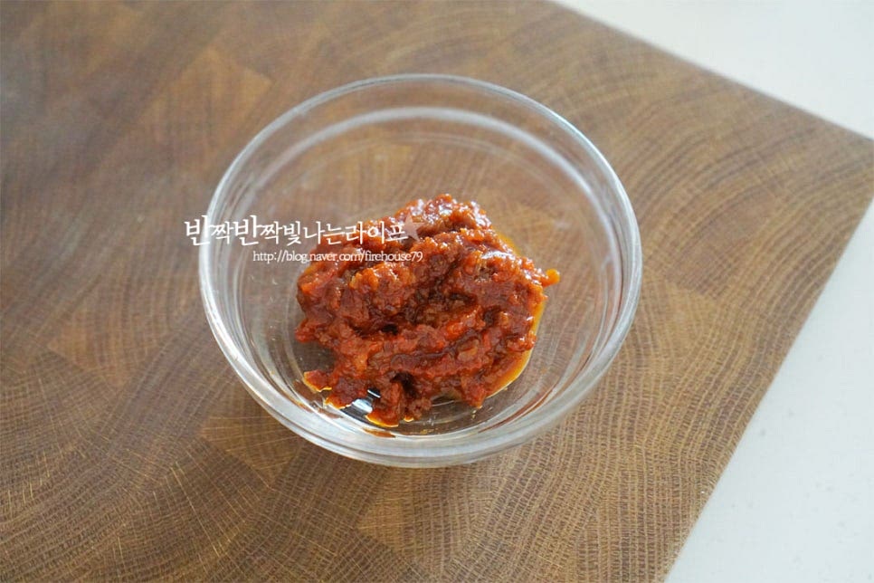 비빔밥에 빠질 수 없는 고추장은 매콤 달큰한 감칠맛이 좋죠. 다진 소고기를 넣은 약고추장이 있어 같이 넣었더니 푸짐하고 맛도 좋았어요. 레시피도 함께 참고해 주세요.