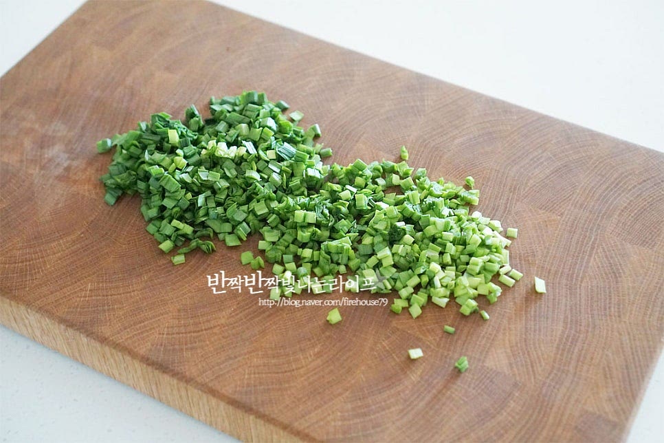 부추는 흐르는 물에 깨끗하게 씻은 뒤 잘게 송송 썰어줍니다. 향긋한 맛이 좋은 부추는 생으로 먹어도 맛과 향이 좋아 익히거나 양념하지 않고 비빔밥에 넣어도 잘 어울린답니다.