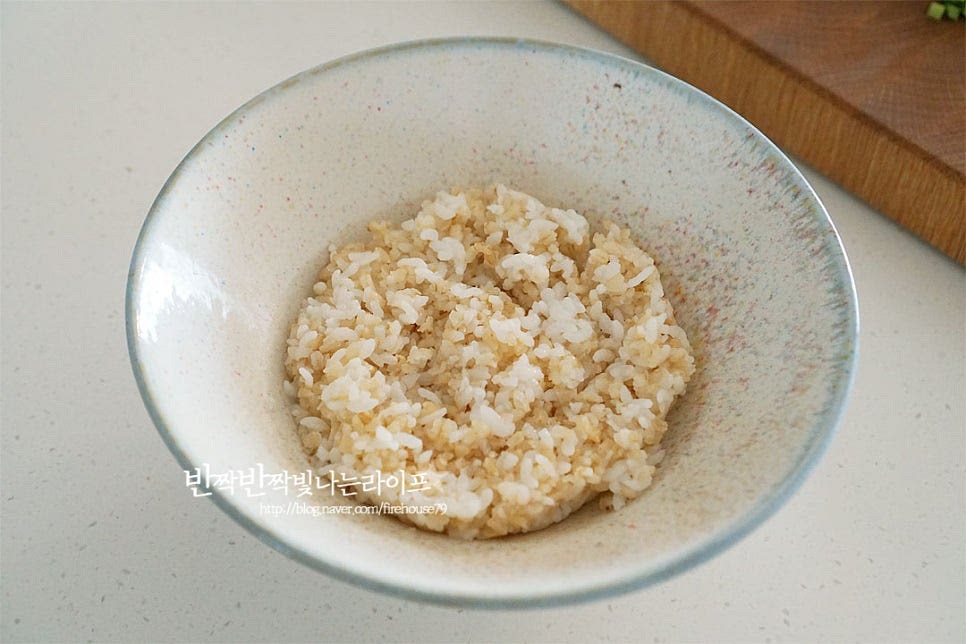 넉넉한 크기의 볼에 밥을 담아줍니다. 그 위로 쫑쫑 잘게 썬 부추도 올리고요. 달걀후라이와 고추장도 담아줍니다. 고추장은 짠맛에 따라 양을 조절해 주세요. 마지막으로 참기름 1 큰 술, 통깨 약간 뿌려 마무리해요.