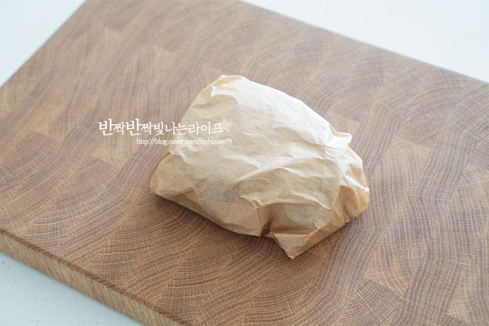 스테이크를 맛있게 굽는법 구운 뒤 바로 먹는 것이 아니라 소고기의 육즙이 고르게 퍼질 수 있도록 잠시 휴지하는 레스팅의 과정 또한 중요합니다. 구운 고기를 바로 종이호일로 감싼 뒤 3~4분 그대로 둡니다. 종이호일을 열고 먹기좋게 잘라서 그릇에 담거나 덩어리 그대로 올려 썰어드시면 됩니다. 레스팅 후 썰어보면 색이 균일하며 고소한 육즙이 그대로 느껴진답니다. 맛있게 구워진 안심스테이크와 가니쉬를 함께 올려주면 보기만 해도 맛있어보이는데요. 잘라보면 속으로 부드럽고 촉촉한 육즙이 풍부하답니다. 영상도 같이 담았어요. 집에서 소고기 스테이크 굽기 실온에서 냉기를 빼면서 시즈닝해주고, 예열한 팬에 앞뒤로 타이밍을 맞추어 익힘 정도에 맞게 구운 뒤 레스팅을 하여 완성해줍니다. 소소한 몇 가지 팁만 알면 실패없이 맛있게 요리할 수 있답니다. 안심 스테이크맛있게굽는법 부드럽고 진한 육즙이 풍부한 소고기의 맛을 맛있고 근사하게 집에서 즐겨보세요. 끄읕 !