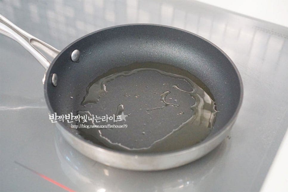달군 팬에 한 덩이 기준으로 올리브오일 1 큰 술 넉넉히 뿌려줍니다. 바닥면이 두껍고 열전도가 좋은 팬이 굽기 좋습니다. 예열한 팬에 안심을 올려줍니다. 처음에는 중간 센 불로 구워 소고기 안에 육즙이 새어 나오지 않도록 해주는데요. 이렇게 구워주면 겉의 식감은 크리스피 하면서도 속은 촉촉하게 육즙이 느껴집니다. 센불로 겉을 노릇하게 굽는 과정에서 마이야르 반응을 통해 맛의 풍미를 살리고 바삭바삭하게 구울 수 있어요. 중간 센 불에서 앞뒤로 2분씩 구워줍니다. 팬의 종류나 불에 따라 시간을 조절해 주세요. 2분씩 총 4분을 구운 위 중간 약불로 낮추어 2분씩 구워줍니다. 중간 약불로 낮출 때 버터 10g을 함께 녹여주세요. 미디엄에서 미디엄 웰던 기준으로 센 불로 2분씩 4분, 중간 약불로 2분씩 4분 총 8분 조리해 주었는데요. 적당히 두툼한 3~4cm 두께 기준으로 2~3cm 두께는 시간을 2분씩 줄여주세요. 버터가 녹으면 팬을 기울여 끼얹어가며 풍미를 더해줍니다.