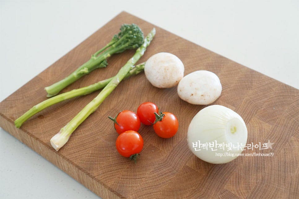 가니시는 좋아하는 채소나 버섯, 과일을 곁들이면 됩니다. 양송이버섯과 아스파라거스, 양파 방울토마토, 브로콜리 준비했어요. 양파는 두툼하게 썰고 긴 것은 먹기 좋게 자르고 버섯은 큼직하게 반으로 잘랐어요. 색깔을 다채롭게, 모양을 큼직하게 자르면 푸짐하고 맛나게 보인답니다. 달군 팬에 올리브오일 약간 두르고 준비한 재료를 올려 노릇하게 구워줍니다. 소금, 후추 약간 뿌려 간을 하여 구워주세요. 스테이크와 같이 구워도 되지만 따로 구워주면 조금 더 집중하여 요리할 수 있어요.