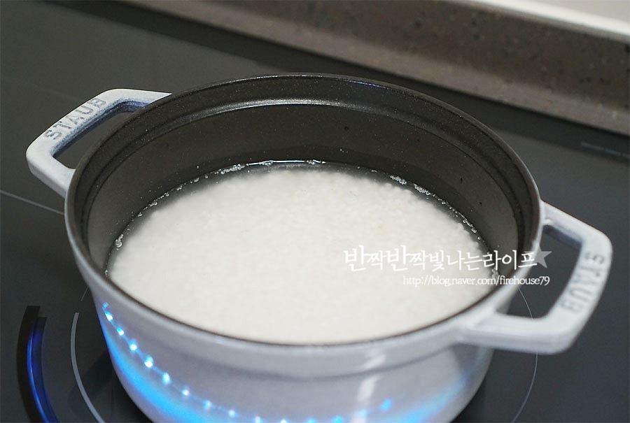 인덕션 냄비밥을 지어요. 인덕션용 냄비는 바닥면이 두꺼운 게 눌어붙을 염려 없이 밥을 짓기에 편해요. 중불로 냄비를 끓여줍니다. 5분 정도 되면 보글보글하고 밥물이 끓는 소리가 들려요. *뚜껑을 닫고 짓는 게 어려울 것 같으면 밥물이 끓을 때까지는 뚜껑을 열고 끓이셔도 됩니다. 밥물이 끓는 걸 확인하고 약불로 낮추어 10~12분 끓여줍니다. **누룽지를 만들어 주고 싶다면 10~12분 뒤 중간센불로 올려준 뒤 5분 정도 더 끓여주면 타닥타닥하는 소리와 함께 바닥면에 누룽지가 만들어진답니다. 시간이 되면 불을 끄고 10분 뜸을 들여줍니다. 뜸을 들인 뒤 냄비를 열어보면 고슬고슬 고소한 내음이 참 좋아요. 냄비밥 하는법 생각보다 쉽죠^^ 영상을 같이 보시면 보다 윤기나는 밥맛을 보실 수 있답니다. 갓 지은 밥은 언제나 맛있지만 냄비에 지은 밥만의 구수함과 찰진 매력은 그 자체로 밥도둑이 따로 없어요. 여기에 김 한 장만 올려도 그냥 한 그릇은 뚝딱 이지요. 김이 모락모락 올라오는 걸 보기만 해도 군침이 돌아요. 지은 밥은 위아래로 고루 섞어주어요. 숭늉만들기 위에 밥은 덜어내고 눌어붙은 누룽지는 끓여 먹을 거예요. 앞서 말한 대로 담아둔 쌀뜨물을 자작하게 부어줍니다. 그리고 보글보글 끓여주면 정말 간단하게 완성이에요. 밥알이 불기 때문에 물을 넉넉히 넣어주어야 호로록호로록 먹기 좋아요. 바로 먹음 얼마나 구수한지 밥 한 그릇 먹고도 또 먹게 되는 맛이죠. 냄비밥 하는법 정리해보면 쌀을 씻어서 30분 불려준 뒤 물의 양을 1:1로 맞추어 넣고 끓어오르면 불을 낮추어 10~12분 끓이다가 10분 뜸을 들여주면 된답니다. 고슬고슬 윤기나는 밥짓기로 맛있게 챙겨드세요. 끄읕 !