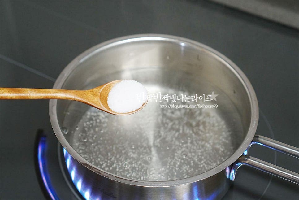 마카로니 요리는 삶는법 알면 간단하게 만들 수 있는데요. 먼저 물을 3컵 정도 넣은 뒤 소금 1 작은 술을 넣어줍니다. 물이 끓으면 재료와 함께 올리브오일을 2 큰 술 넣은 뒤 8분 정도 삶아주었어요. 올리브오일을 같이 넣어주면 삶은 뒤 서로 붙지 않아 편하고, 소스에 버무린 뒤 오븐에 구워둘 것이라 2분 정도 덜 삶아주었어요. 좋아하는 식감에 따라 삶는 시간은 가감하여 줍니다.