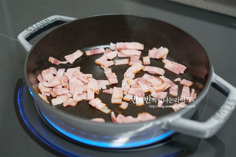 팬에 베이컨을 먼저 볶아줍니다. 기름을 따로 두르지 않아도 재료에서 기름이 나와 익어요. 겉면이 노릇노릇 익으면 양파를 넣고 같이 볶다가 양파가 투명 빛으로 변하면 다른 그릇에 옮겨 담아줍니다. 베이컨을 볶은 그 냄비 그대로 버터 15g을 녹인 뒤 밀가루 15g을 넣고 볶아 루를 만들어 줍니다. 버터를 먼저 어느 정도 녹인 뒤 밀가루를 볶으면 더 쉽게 만들 수 있어요. 버터와 밀가루는 같은 양으로 넣어요. 갈색빛 루가 만들어지면 우유 150ml를 넣고 저어가며 끓여줍니다. 우유가 다시 끔 끓으면 체다치즈를 넣고 녹이며 섞어줍니다. 치즈가 녹으면서 걸쭉한 소스가 만들어져요. 그럼 나머지 재료를 넣고 소스와 버무려줍니다. 간을 보고 소금과 후추로 입맛에 맞게 맞추어줍니다. 그냥 이대로도 꾸덕꾸덕하니 맛있지만 오븐에 구워 맛을 더 살려줄 거예요^^ 오븐 용기에 담아 180도 예열한 오븐에 15분 구워줍니다. 오븐 사양에 따라 시간은 조절하시고, 에어프라이어에 조리하셔도 됩니다. 기호에 따라 피자치즈를 올려주심 쭈욱 늘어나는 맛이 있어요~ 노릇하게 구워지면 파슬리가루 톡톡 뿌려 먹음직스러움을 더해주어요^^ 만들기 영상을 같이 보면 조금 더 쉽게 따라 만드실 수 있답니다. 그대로 숟가락으로 먹음 진한 고소함이 입안 가득 느껴지면서 재료의 식감이 맛깔나요. 베이컨과 양파가 자칫 느끼할 수 있는 맛을 잡아주어 더 맛있게 즐길 수 있답니다. 맥앤치즈 만들기 진한 치즈를 좋아한다면 집에서 홈메이드로 즐겨보아요. 짭조름하고 고소함이 깊고 진한 게 자꾸만 먹게 되는 매력이 넘친답니다. 맛있게 만들어 드세요^^ 끄읕 ! 샐러드도 같이 참고해 주세요.