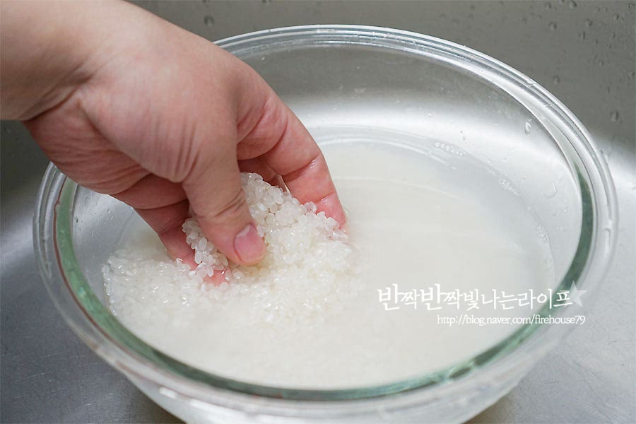 쌀을 씻어 불려줍니다. 쌀을 씻을 때는 첫물은 불순물이 많기 때문에 후다닥 씻어 따라 버리고, 서너 번 씻어 헹구어 줍니다. 씻은 쌀은 물을 자작하게 넣고 30분 정도 불려줍니다. (물을 너무 많이 넣을 필요는 없어요.) *시간 관계상 쌀을 불리지 못했다면 5분 정도라도 불려주고, 밥을 지을 때 물을 조금 더 넣어주심 되어요. 불린 쌀은 체에 밭쳐 물기를 털어줍니다. 숭늉을 끓여드시려면 쌀을 씻은 쌀뜨물을 따로 담아두세요. 쌀뜨물로 끓이면 훨씬 구~수하고 맛있어요. 불린 쌀과 물을 1:1 정도로 넣어줍니다. 눈으로 보았을 때 쌀 위로 물이 0.7cm 정도 올라온 게 적당히 고슬고슬하게 지어지더라고요. 물만 잘 맞추어주면 윤기나는 밥맛을 맛볼 수 있답니다.
