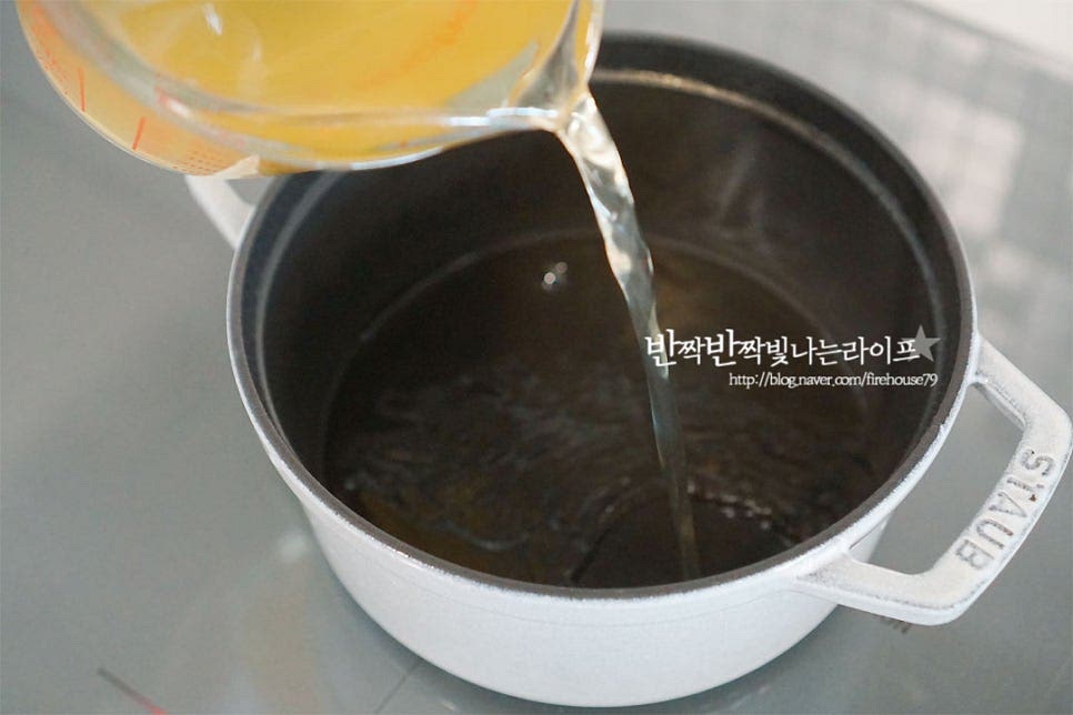 멸치 육수를 준비해요. 된장국 끓이는법 된장만큼이나 감칠맛 더해주는 육수가 중요하죠. 육수 또는 쌀뜨물로 끓여주시면 구수하니 맛나답니다~ 육수가 끓어오르면 된장 1 큰 술 듬뿍, 다진 마늘 1 큰 술 넣고 잘 풀어줍니다. 된장 염도에 따라 간을 가감하여 주시면 됩니다. 곱게 된장을 풀어죽도 싶다면 체망에 넣고 풀어주셔도 좋아요. 된장을 먼저 풀어주고 끓여주어야 구수한 맛이 더 깊어요. 된장을 넣고 다시 끔 끓어오르면 건새우를 넣어줍니다. 건새우 들어가면 감칠맛 한 스푼 더해져요~ 보글보글 끓는 타이밍에 근대를 넣어줍니다. 근대가 숨이 죽으면 두부도 같이 넣어줍니다. 근대가 먹기 좋게 익으면 대파를 넣어 마무리해요. 부족한 간은 된장을 넣어 더해주세요. 먹기 좋게 그릇에 담아주면 한 그릇 뜨끈한 국물과 구수함이 가득해요. 이대로 밥 말아서 먹어도 밥 한 공기 뚝딱이에요. 근대국 특유의 구수한 맛이 매력이랍니다. 영상도 같이 담았어요. 근대된장국 뜨끈하고 구수하게 맛있게 만들어 드세요^^ 끄읕 !