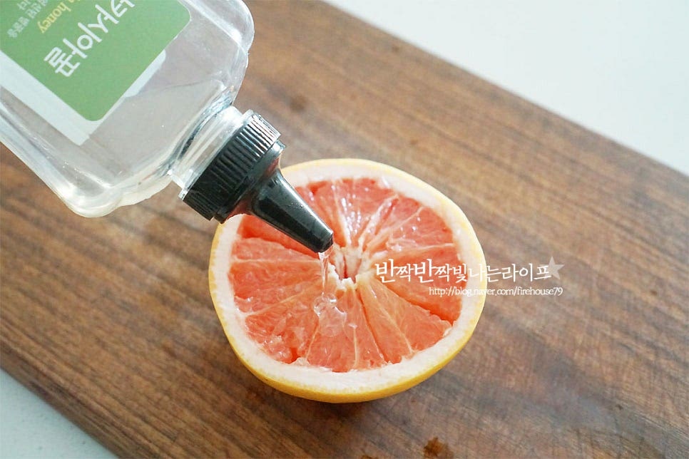 칼집을 넣은 사이로 꿀을 부어줍니다. 꿀의 양은 단맛 기호에 따라 가감하여 주셔야 더 맛있게 드실 수 있어요. 칼집 사이로 꿀이 스며들어 과육에 단맛이 더해져 새콤달콤한 매력이 넘쳐요. 저는 특유의 쌉싸래한 알갱이 식감을 좋아하는데 이렇게 꿀을 더해주면 달콤한 디저트로 딱 좋더라고요~ 영상도 같이 담았어요. 더 맛있게 자몽 먹는법 만들어서 차갑게 하여 먹음 맛나게 맛보실 수 있어요. 상큼한 향기에 매력이 끌리고 한입 먹어보면 새콤달콤함에 반한답니다. 꿀자몽 맛있게 만들어 드세요^^ 끄읕 !