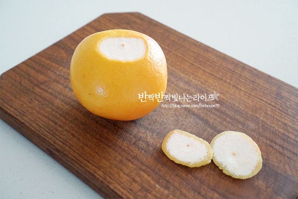 양 끝부분을 평평하게 잘라줍니다. 많이 자를 것 없이 끝부분을 약간 잘라 평평하게 해주면 그릇처럼 세웠을 때 안전하게 모양이 잡혀요. 그리고 반으로 잘라줍니다. 과육 색감이 정말 곱죠~ 껍질과 과육 사이에 과도를 넣어 둘러 가며 칼집을 넣어줍니다. 씨가 있거나 심지가 크다면 같이 제거해 줍니다. 그리고 8등분 하여 한입에 먹기 좋게 칼집을 내어줍니다.