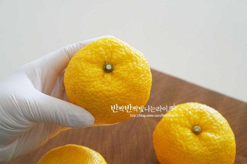 향긋한 향이 풍부한 과일로 향기는 좋지만 신맛이 강하여 얇게 저며 썰어준 뒤 절임한 청으로 담근 뒤 보관하여 두고 차나 드레싱 소스, 베이킹 등의 요리에 활용하는데요. 비타민 C가 풍부하여 따뜻한 차로 마시면 맛도 좋고 든든하죠. 풍부한 일조량과 해풍을 맞고 자란 고흥유자는 껍질이 두꺼워 수제청을 담그기 좋아서 고흥 유자청을 매년 직접 만들어 먹고 있답니다.