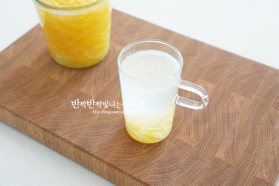 적당량의 고흥 유자청을 컵에 담은 뒤 뜨거울 물을 부어 2~3분 우려주면 따뜻한 차 완성입니다. 차갑게 먹고 싶을 땐 얼음 잔에 탄산수를 부어주세요. 새콤하고 향긋한 과일이 설탕에 절여지면서 새콤달콤 향긋함 가득 누구나 맛있게 즐길 수 있는 요리가 되었는데요. 제철에 넉넉하게 만들어두면 겨울 지나 봄까지 든든하답니다. 영상도 같이 담았어요. 유자청 만들기 깊은 향과 진한 맛을 살려 달콤하게 즐겨보세요^^ 끄읕 !