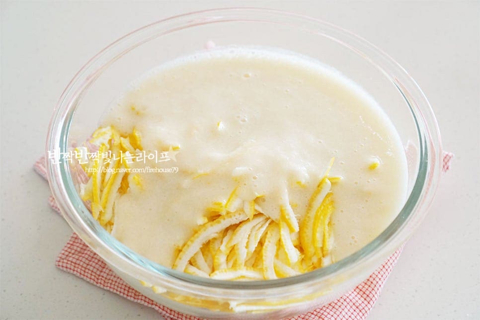 넉넉한 크기의 볼에 담아줍니다. 유자청을 만드는 설탕 비율은 과육 1 : 설탕 1입니다. 적은 양을 만들어 빠른 시일 내 먹는다면 양을 줄여 넣어도 되지만 장기 보관하여 먹을 것이라 1:1비율에 맞게 만들어주었습니다. 설탕량을 줄이고 꿀을 넣고 만들어도 좋아요. 노란 색감을 살리기 위해 흰 설탕 넣었는데 황설탕도 좋습니다. 가볍게 버무려준 뒤 실온에서 녹여줍니다. 지금 계절은 서늘하여 실온에 두면 과즙이 나와 잘 녹아요. 상큼한 과즙과 어우러져 다 녹으면 밀폐 유리병에 담아 보관해 주면 됩니다. 열탕소독한 뒤 물기를 건조한 유리병에 담아줍니다. 철과 같은 용기에 담으면 산화가 촉진된다고 하니 유리용기에 담아 보관해 주는 게 좋습니다. 설탕이 녹으면 바로 먹어도 되지만 서늘한 실온에 하루 두었다가 냉장고에서 5일 숙성해 준 뒤 먹으면 조금 더 풍부한 맛을 느낄 수 있어요.