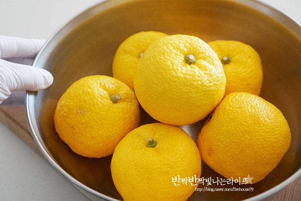 껍질째 요리해 줄 것이기 때문에 먼저 깨끗하게 세척해 주는 것에서부터 시작입니다. 만져보았을 때 껍질이 두껍고 단단하면서 울퉁불퉁하고 상처가 없이 향과 색이 선명하고 진한 것이 좋습니다. 베이킹소다를 골고루 뿌려준 뒤 꼼꼼하게 문질러줍니다. 그리고 물을 잠길 정도로 부어준 뒤 5분 담가줍니다. 다시 한번 뽀드득하게 문질러 씻어줍니다. 농약을 치지 않은 과일이라 베이킹소다로만 세척해 주었는데 식초물에 한 번 더 씻어주셔도 좋아요. 세척한 뒤 물기를 꼼꼼하게 제거해 줍니다. 물이 들어가면 곰팡이가 생기기 쉽습니다.