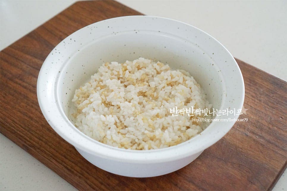 넉넉한 크기의 볼에 밥을 먼저 담아줍니다. 오늘은 귀리밥으로 만들었는데 휜 쌀밥보다 톡톡 식감이 있는 귀리나 보리밥으로 만들면 먹을수록 구수함이 맛이 좋습니다. 그 위로 생열무와 참치, 달걀프라이를 올리고 고추장 양념장을 취향껏 더해주세요. 김치의 상큼한 맛도 좋지만 생열무 만의 아삭아삭함이 조화로워요~ 아삭하고 고소하고 매콤 달콤 감칠맛에 빨갛게 슥슥 비벼서 맛보면 여름철 별미 따로 없는데요. 참치비빔밥은 한그릇에 푸짐함과 조화로움이 가득해서 더 맛있는 것 같아요. 영상도 같이 담았어요. 간단한 레시피로 맛볼 수 있어 좋고 맛과 향, 식감까지 담긴 메뉴랍니다. 생열무의 풋풋한 아삭함과 참치의 고소함 두 가지 재료가 잘 어울려 실패 없어요. 재료를 조화롭게 해주는 양념장 레시피하나면 더 맛깔나게 즐길 수 있고요. 더운 날 맛있게 입맛 돋우는 참치 열무비빔밥 만드는법 간단하고 푸짐하게 챙겨드세요^^ 끄읕 !