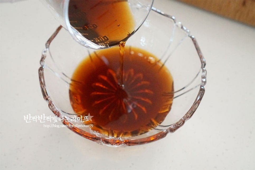 그릇에 쯔유 1/2컵을 부어줍니다. 농축 정도에 따라 물을 넣고 희석해 줍니다. 간장에 다랑어, 다시마 등이 들어가 있어 따로 다시육수를 우릴 필요없이 물에 희석하여 요리에 활용하면 간단합니다. 청양고추도 함께 넣어줍니다. 간단하게 국수 육수 완성이죠. 저는 쪽파를 좋아해서 먹다가 추가했는데 향긋하게 잘 어울렸어요. 고추는 넉넉하게 넣으면 더 맛있고요.