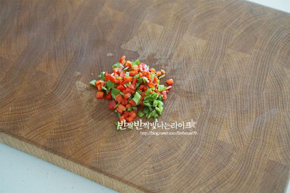 색깔을 내기 위해 홍청양고추를 섞어 넣었는데 매운맛 입맛에 맞게 청양고추를 잘게 다져 썰어줍니다.