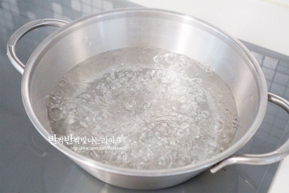 시원하게 먹는 냉국수의 면발은 탱글탱글 쫄깃하게 삶아야 맛있죠. 냄비에 물 1L를 붓고 센 불로 끓여줍니다. 끓으면 면이 달라붙지 않게 펼쳐 넣고 살짝 저어가며 삶아줍니다. 쫄깃하게 면발을 익히기 위해 파르르 끓어오르면 2~3회 정도 찬물을 부어가며 소면을 익혀줍니다. 종류에 따라 다르지만 3분 30초 내외로 익히면 먹기 좋게 삶아집니다. 겉면의 전분을 깨끗하게 씻어내기 위해 차가운 물에 흔들어가며 깔끔하게 씻어줍니다. 전분이 없어야 서로 붙지않고 쫄깃해요. 그리고 물기를 털어줍니다.