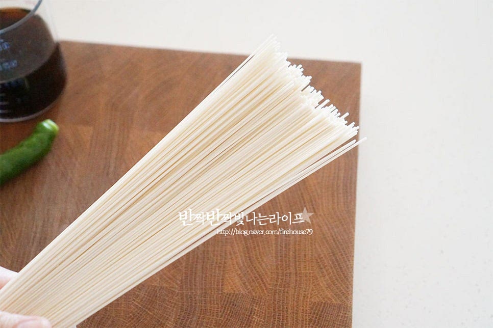 소면은 1인분 기준 100g을 준비했어요. 딱 정해진 정량이 아니기 때문에 기본 레시피를 참고해 양을 조절해주면 됩니다. 쯔유는 농축 정도에 따라 최화정 쯔유와 같이 물을 약간 넣어도 되고 1:1 또는 1: 2 비율로 농축정도에 따라 너무 짜지 않게 준비해 줍니다.