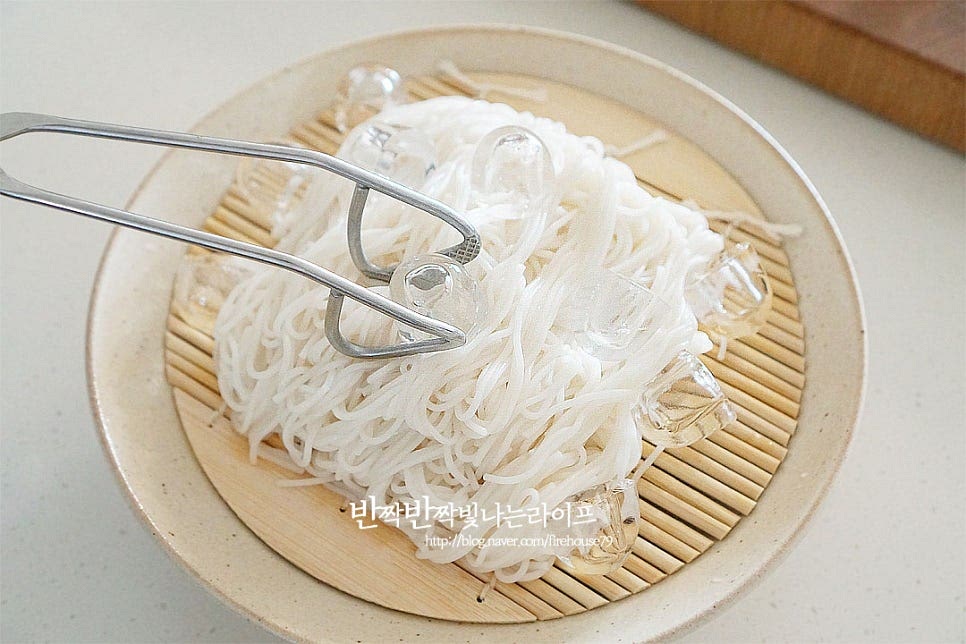 삶은 국수는 얼음 물에 담가 차갑게 해주면 됩니다. 저는 얼음을 그릇에 함께 담아주었어요. 얼음 물에 담그면 면이 더 시원하고 탱탱해요. 면과 소스를 함께 담아 완성합니다. 쯔유 소스에 면을 먹을 만큼 담가서 먹음 되는데요. 재료에서부터 알 것 같은 그 맛 그대로 깔끔하고 간단하게 먹기 좋아요. 중간중간 청양고추가 개운하게 잘 어우러지고요. 영상도 같이 담았어요. 더운 날 시원하게 먹기 좋은 여름 국수로 쯔유를 넣어 간단한 레시피로 맛볼 수 있어요. 면을 좋아한다면 입맛에 잘 맞을 것 같은 맛이랍니다. 맛있게 만들어 드세요. 끄읕 !