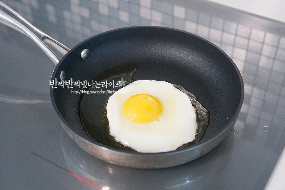 빠지면 섭섭한 달걀 프라이도 구워줍니다. 반숙과 완숙은 취향껏 구워주면 됩니다~