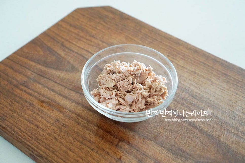 참치캔은 기름을 빼고 담백하게 준비해둡니다. 비빔밥엔 고소한 풍미 재료가 더해지면 별미인데요. 간단하게 요리하기 좋은 참치는 채소의 산뜻한 향과 맛에 잘 어울린답니다.