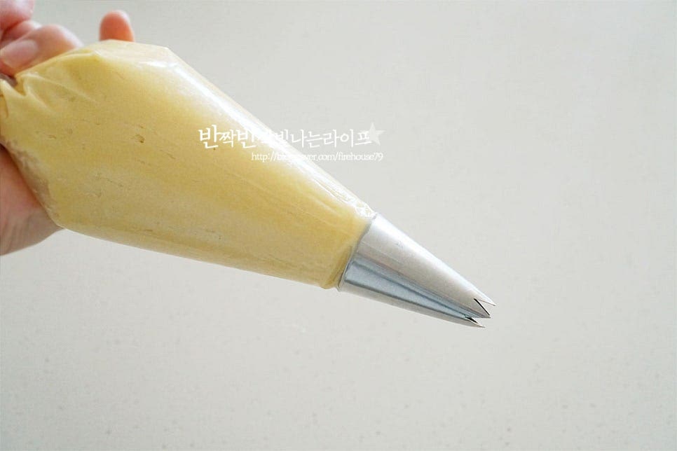 짤쭈머니에 반죽을 넣어줍니다. 반죽의 온도나 상태에 따라 퍼지지 않게 굽고 싶다면 냉장고에서 차갑게 하여 구워주셔도 좋아요. 36K 또는 824 깍지를 준비해 주면 됩니다. 5cm 원형 모양으로 동그랗게 모양을 내어줍니다. 모양은 기호에 따라 만들어주면 되어요. 저는 실리콘 패드가 있어 활용해 주었습니다. 예열한 오븐에 170도 15분 구워줍니다. 기기에 따라 시간과 온도는 조절해 주세요. 버터쿠키는 적당히 노릇하게 구워주어야 식감이 더 바삭하고 고소한 풍미가 좋은 것 같아요. 구운 뒤 식힘망에 올려 식혀줍니다. 동그란 모양의 버터링쿠키 하나 집어서 먹어보면 바삭하면서 파사삭 부드러움이 느껴지고, 고소한 깊은 향과 맛이 좋아요. 커피나 우유, 티와 곁들이기 좋은 버터쿠키 랍니다. 영상도 같이 담았어요. 재료를 실온에 두어 냉기를 빼주는 것에서부터 차례대로 섞어 반죽을 완성하여 짤주머니에 넣고 모양을 내어준 뒤 오븐에 구워 완성하기까지 하나하나 만들다 보면 어렵지 않고 맛도 좋아요. 버터링 쿠키만들기 맛있게 만들어 드세요^^ 끄읕 !