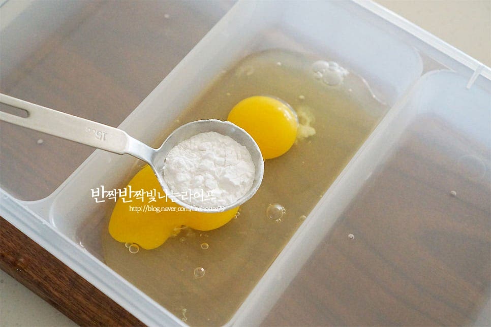 보통은 밀가루-계란 물-빵가루 순으로 만들곤 하는데 두툼하게 모양을 잡아 만들 것이라 튀김옷이 분리되지 않도록 전분가루를 넣고 만들었어요. 계란 1개, 전분가루 3 큰 술 듬뿍 넣고 풀어줍니다. 날가루가 보이지 않게 잘 풀어 섞어줍니다. 밑간해둔 고기는 겉면의 수분을 키친타월로 가볍게 닦아준 뒤 계란 옷을 입혀줍니다. 그리고 빵가루 옷을 입혀주어요. 모양을 살려 동그랗게 빵가루를 듬뿍 옷 입혀줍니다. 습식 빵가루를 사용하였는데 식빵을 직접 갈아서 만들어도 고소한 풍미가 좋아요. 튀김옷을 입혀주면 동글동글 공 모양같이 귀여워요. 납작한 모양과 또 다른 매력이 있죠~ 셋, 팬에 식용유를 적당히 붓고 대략 170도 정도로 온도를 달구어 줍니다. 하나씩 넣고 튀겨줍니다. 대략 2분 30초~3분 정도 튀겨줍니다. 처음 만들었을 때 속까지 익혀주려고 5분 정도 튀겨주었더니 완전히 다 익어버려 아쉬움이 남더라고요. 물론 화력이나 크기에 따라 시간은 차이가 날 수 있어요. 겉이 바삭바삭 노릇하게 튀겨지면 망에 올려 3분 정도 두어요. 스테이크처럼 바로 자르지 않고 3분 정도 두면 육즙이 고르게 펴져 더 촉촉하게 맛보실 수 있어요. 먹기 좋게 반으로 잘라 그릇에 담아주니 동그란 모양이 귀여워요. 바삭바삭 촉촉하게 익어서 썰면서 간을 보았더니 딱 먹기에 좋더라고요^^ 영상도 같이 담았어요. 도톰하지만 부드럽고 촉촉하면서 육향이 진하여 아이도 정말 좋아해요. 식감이 있는 등심과는 또 다른 촉촉함에 자꾸만 먹게 된답니다. 일본식 돈까스 만들기 부드럽고 촉촉한 육향 가득 바삭바삭 히레카츠 맛있게 만들어 드세요^^ 끄읕 !